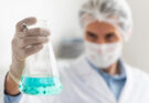 Jak wybrać dostawcę chemikaliów dla firmy – co naprawdę ma znaczenie